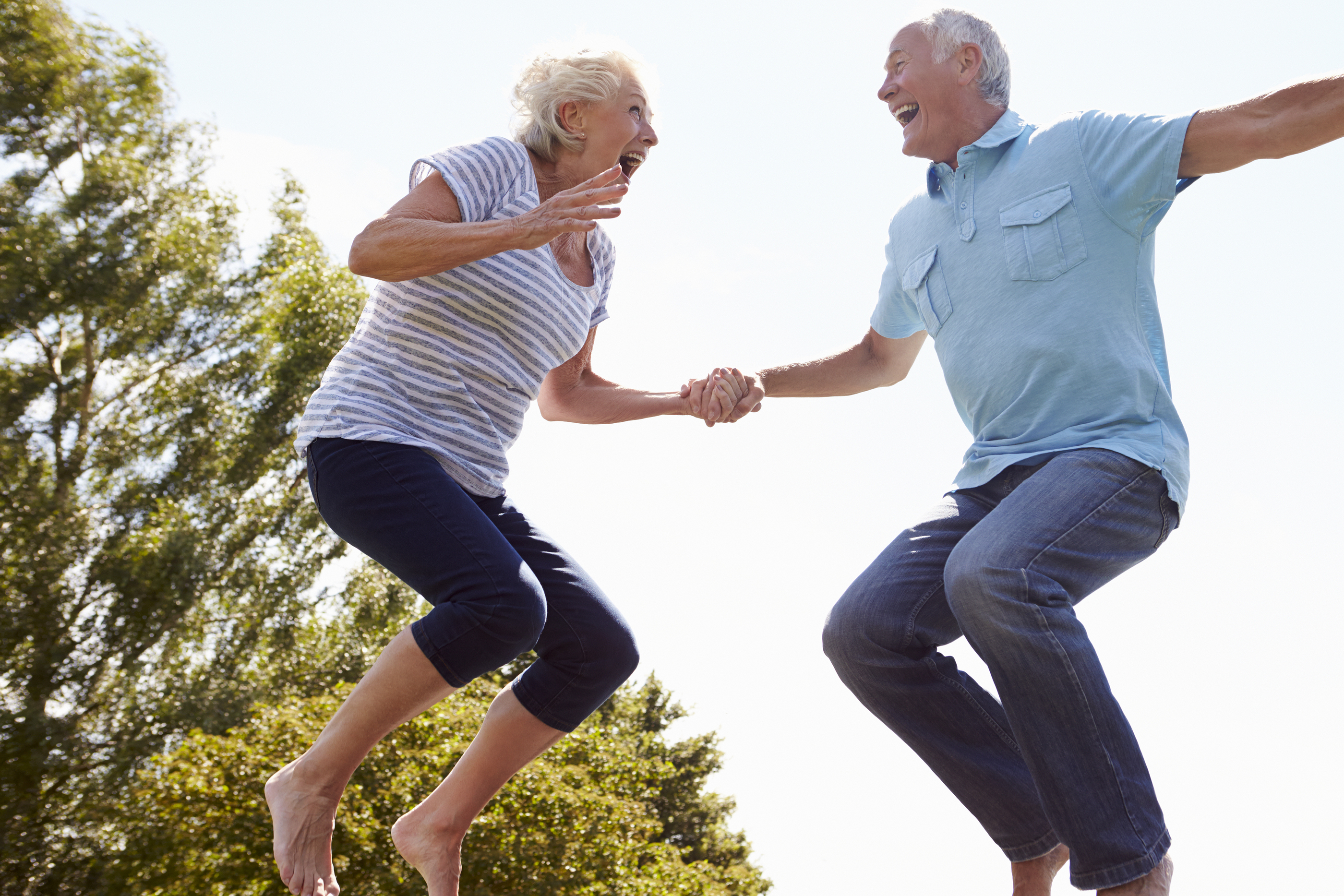 Долголетие крепкое. Пожилые люди. Пенсионеры бегут. Спортивные пожилые люди. Счастливые пожилые люди.